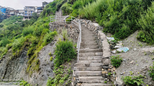 गाउँमा सडक पुगे पनि खुसी छैनन् बुढापाका, गोरेटो मासिएकोमा चिन्ता